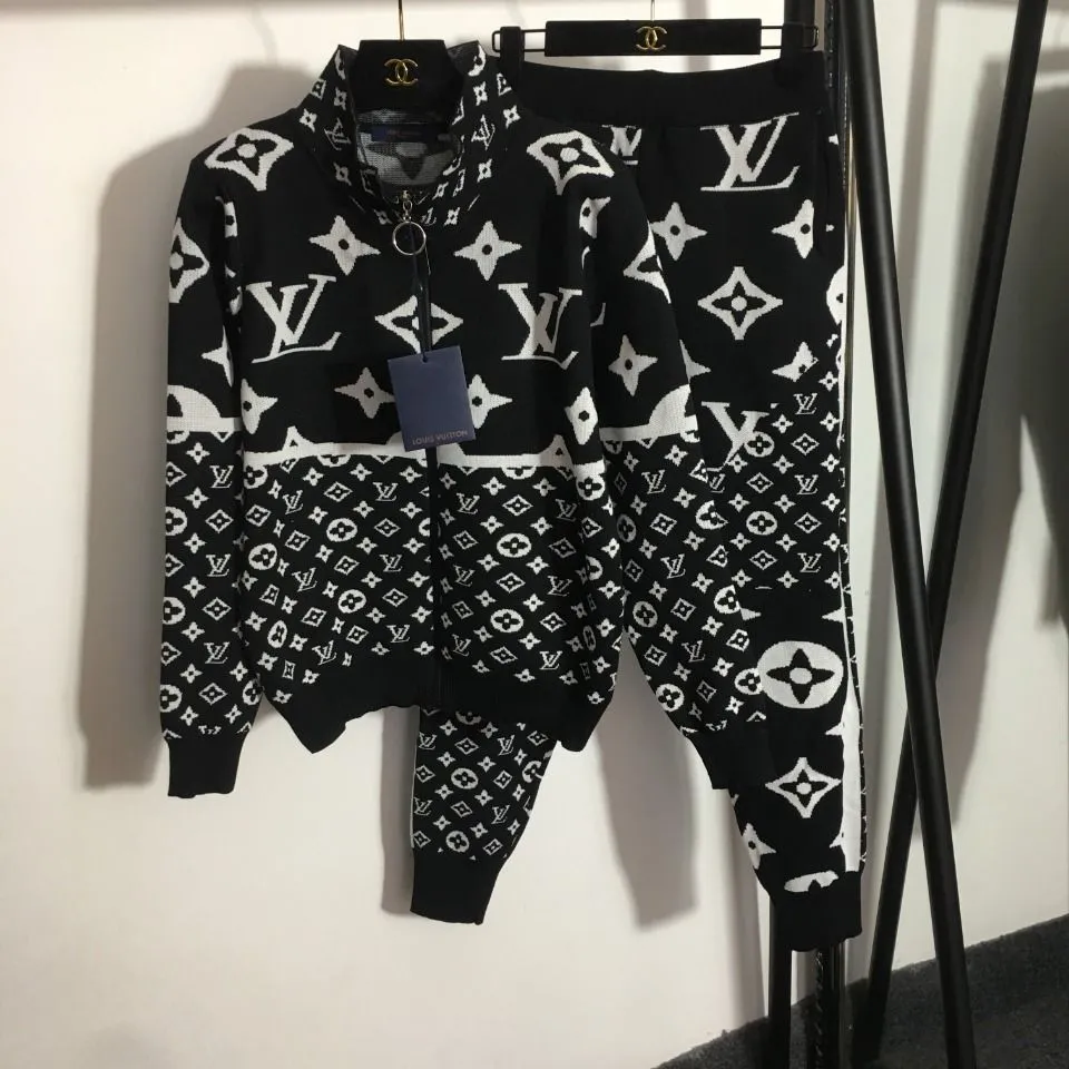 letter stitching knitted suit