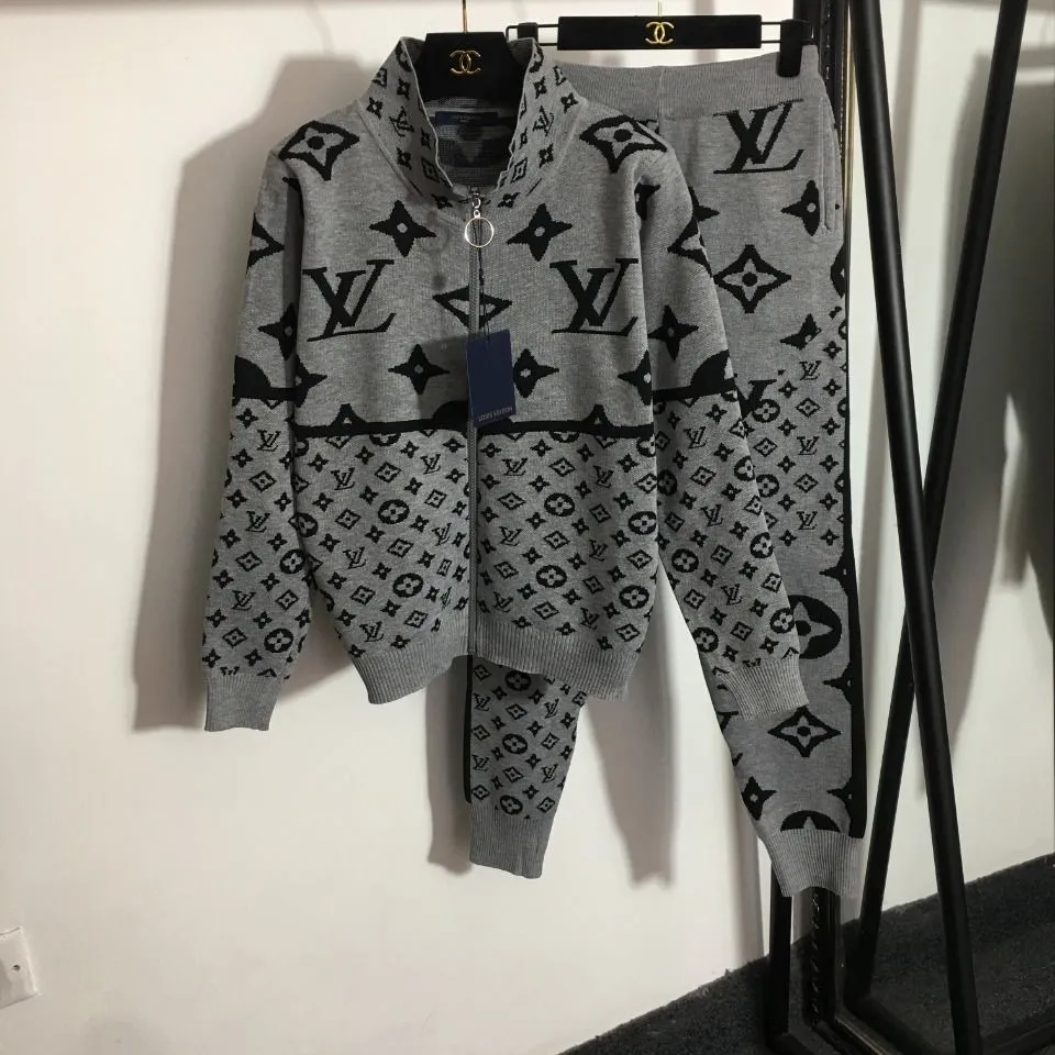 letter stitching knitted suit