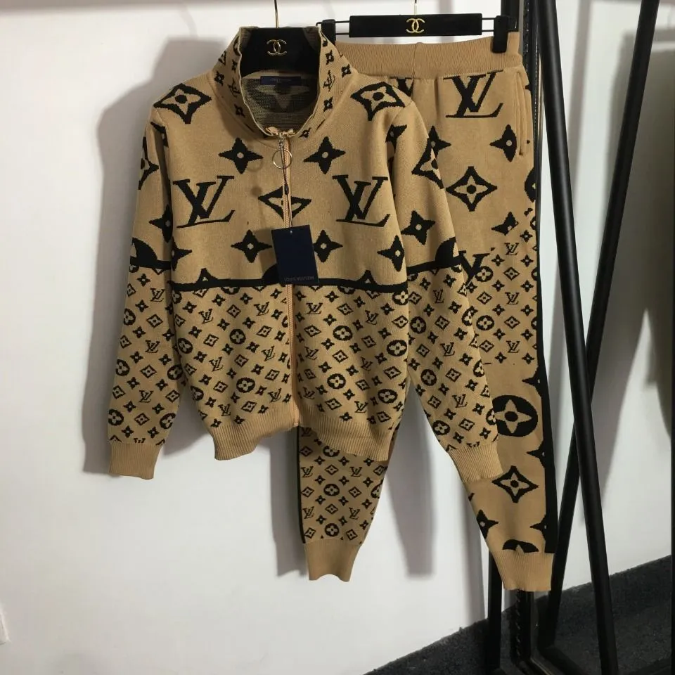 letter stitching knitted suit