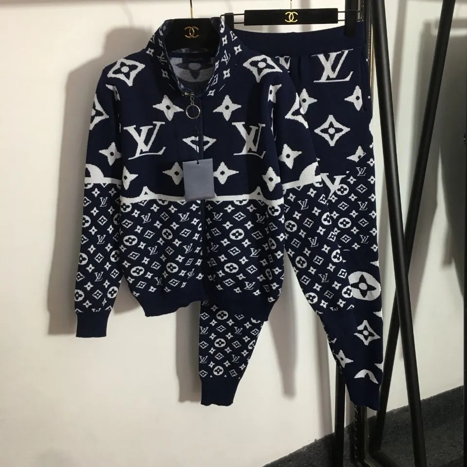 letter stitching knitted suit