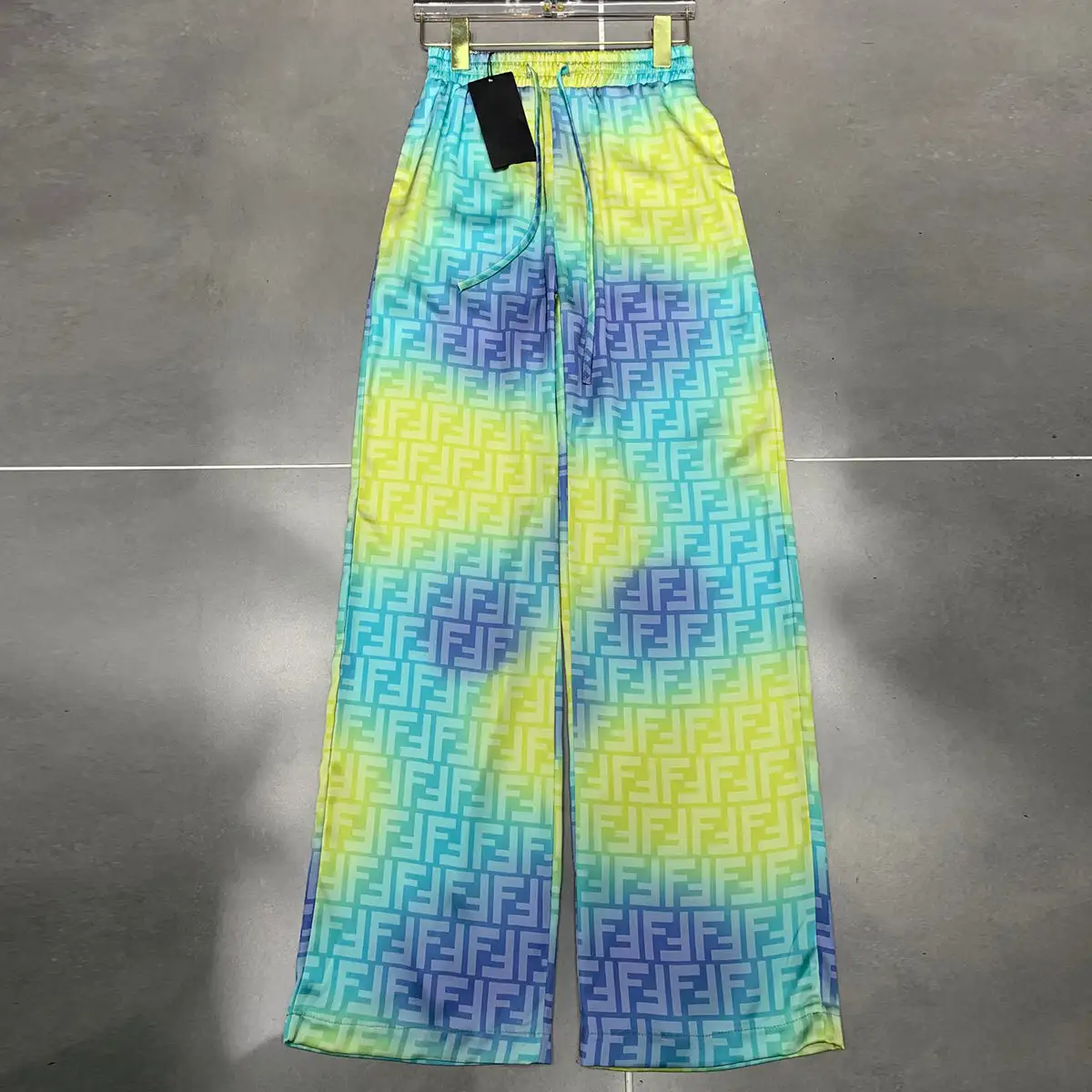 Comfortable and cool straight-leg casual trousers