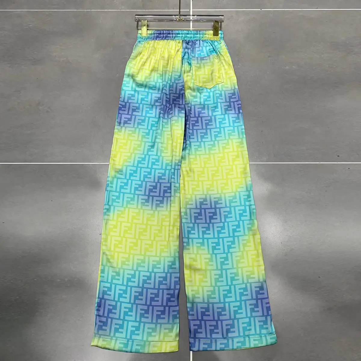 Comfortable and cool straight-leg casual trousers