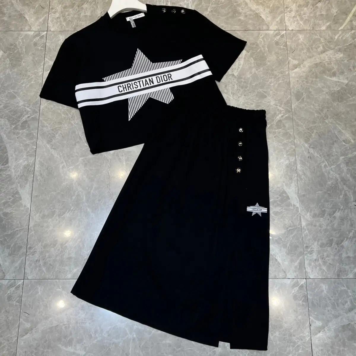 New short top paired with skirt set