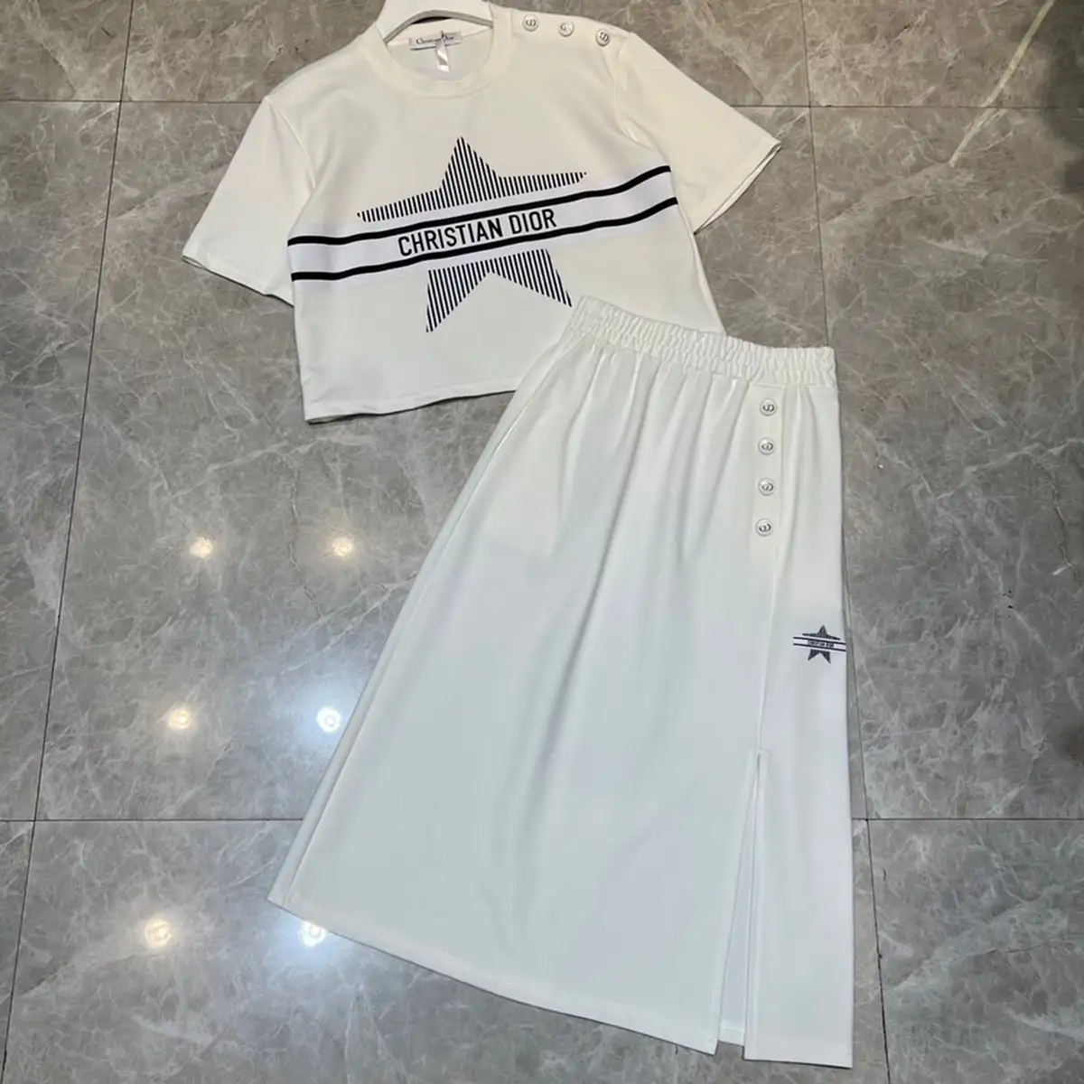 New short top paired with skirt set