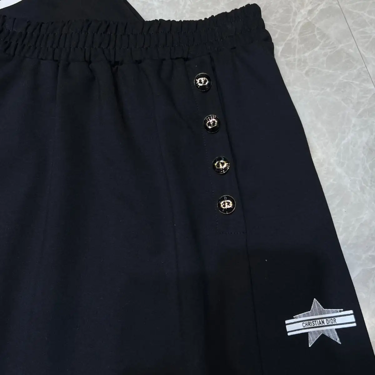 New short top paired with skirt set