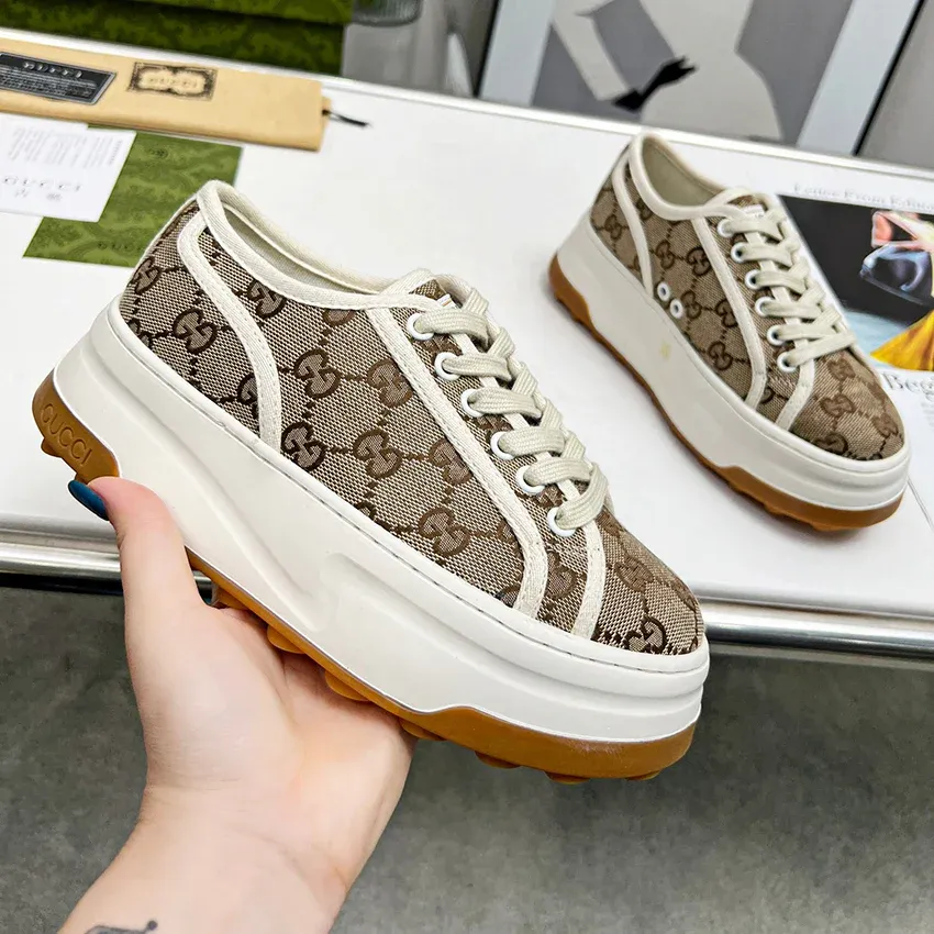 Couple style fashionable and versatile thick soled sports board shoes