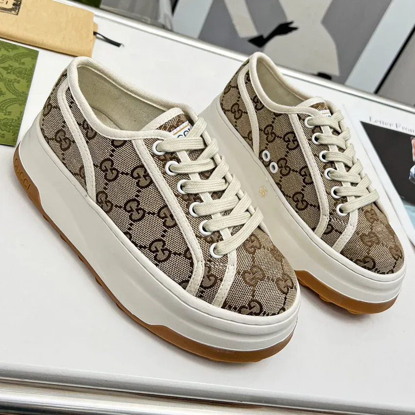 Couple style fashionable and versatile thick soled sports board shoes