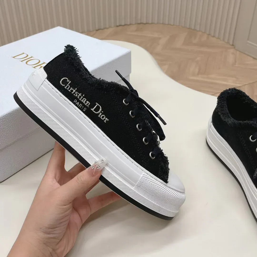 Stylish thick-soled canvas casual sneakers