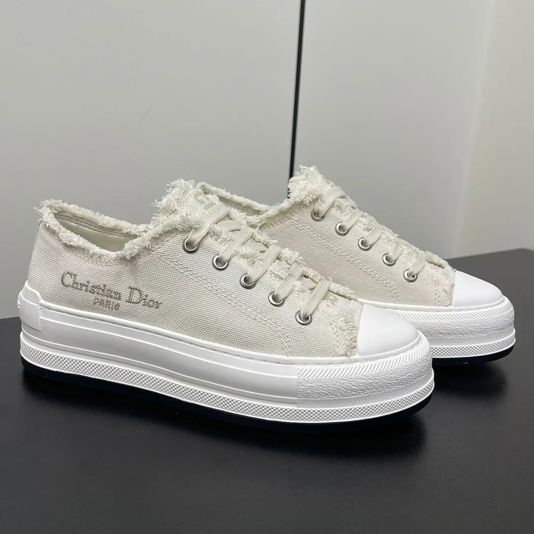 Stylish thick-soled canvas casual sneakers