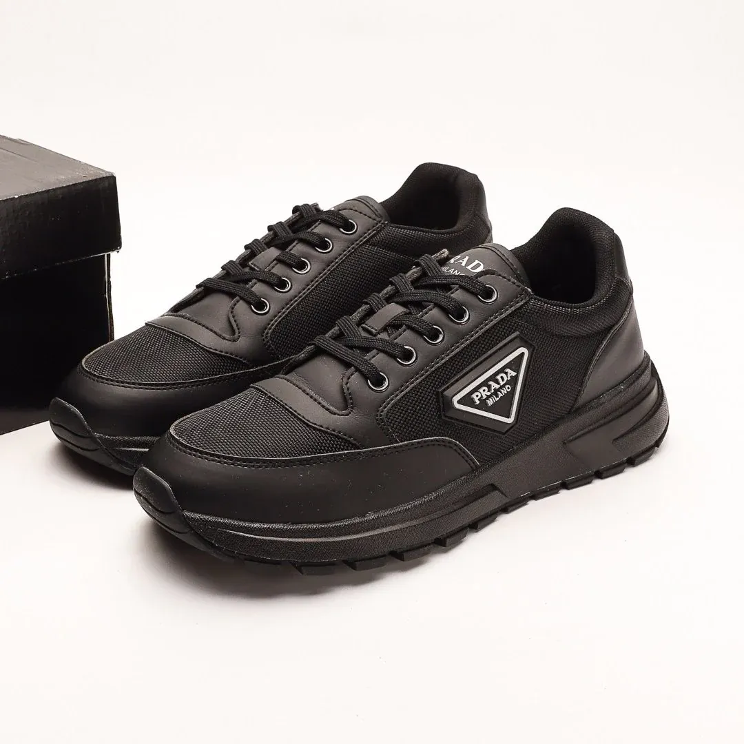 New fashionable and versatile sneakers