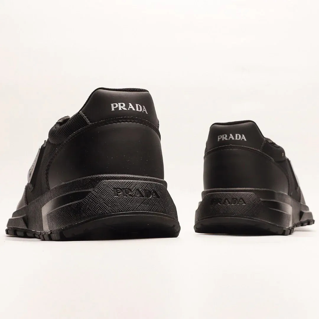 New fashionable and versatile sneakers