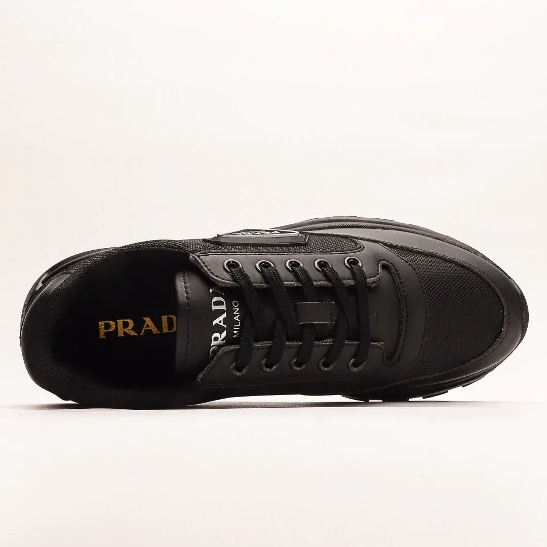 New fashionable and versatile sneakers