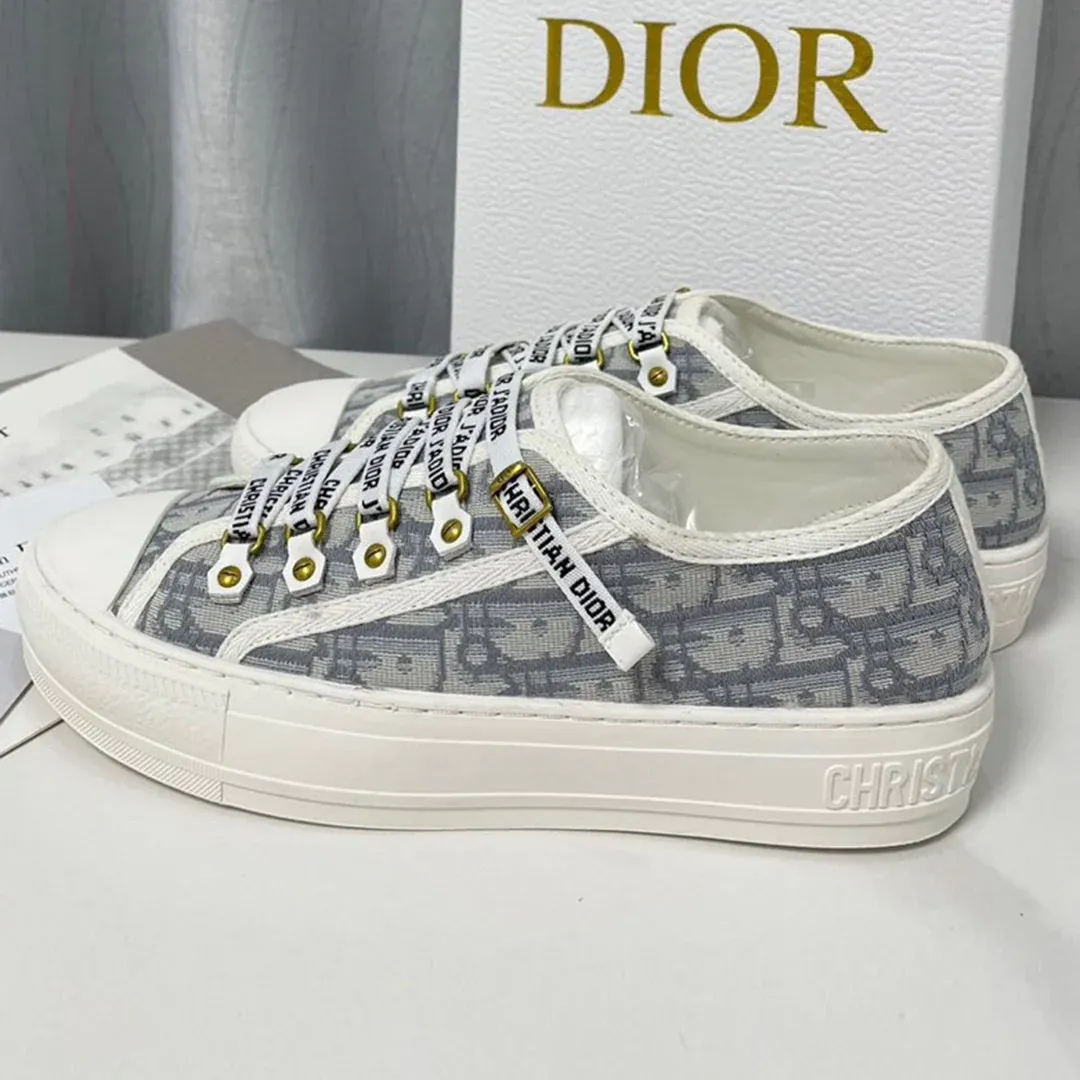 New fashionable casual sports sneakers