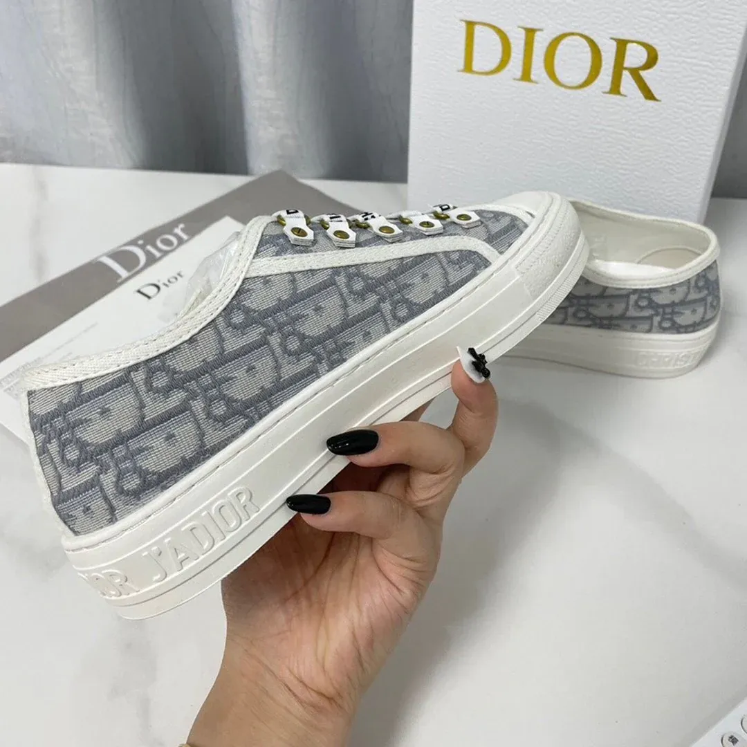 New fashionable casual sports sneakers