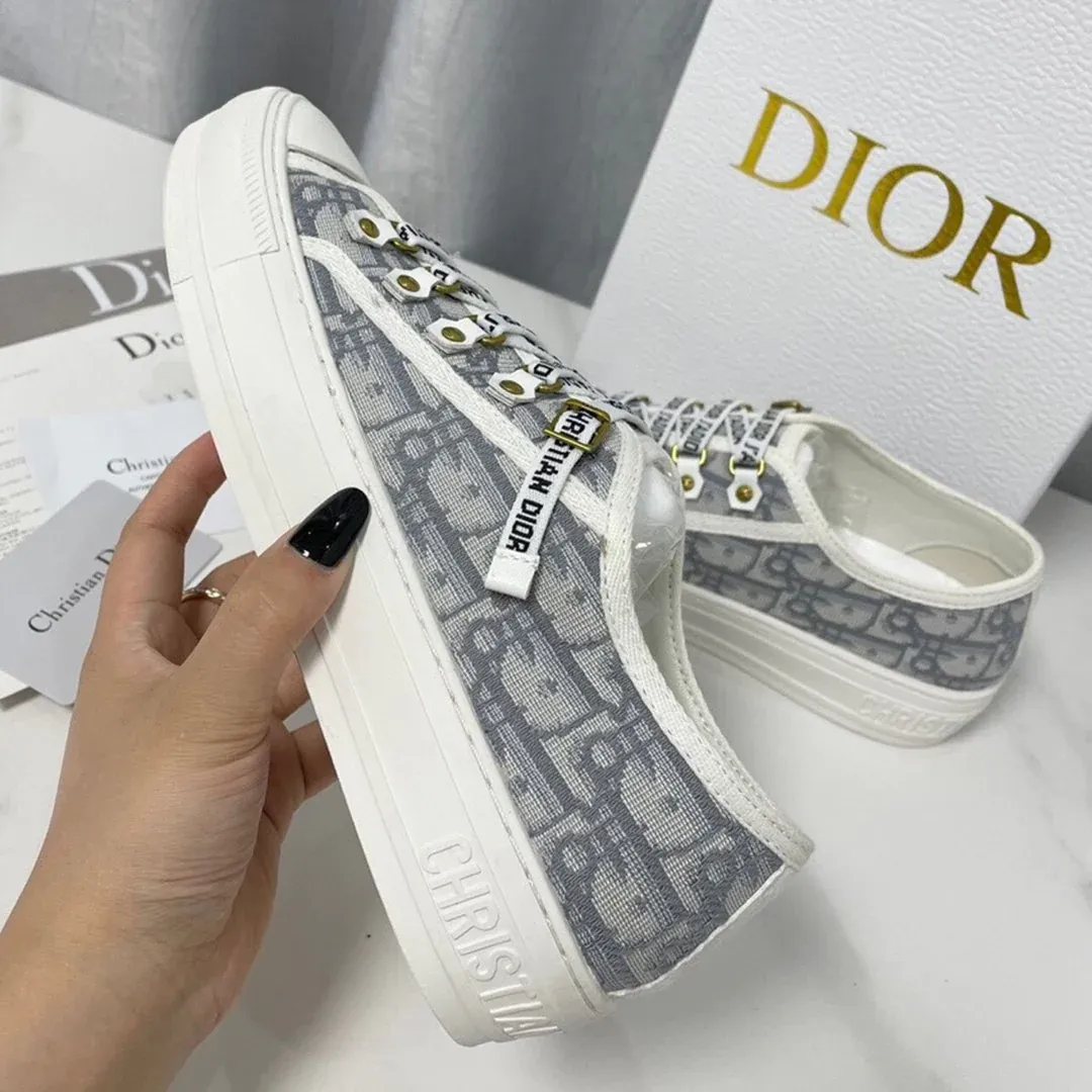 New fashionable casual sports sneakers