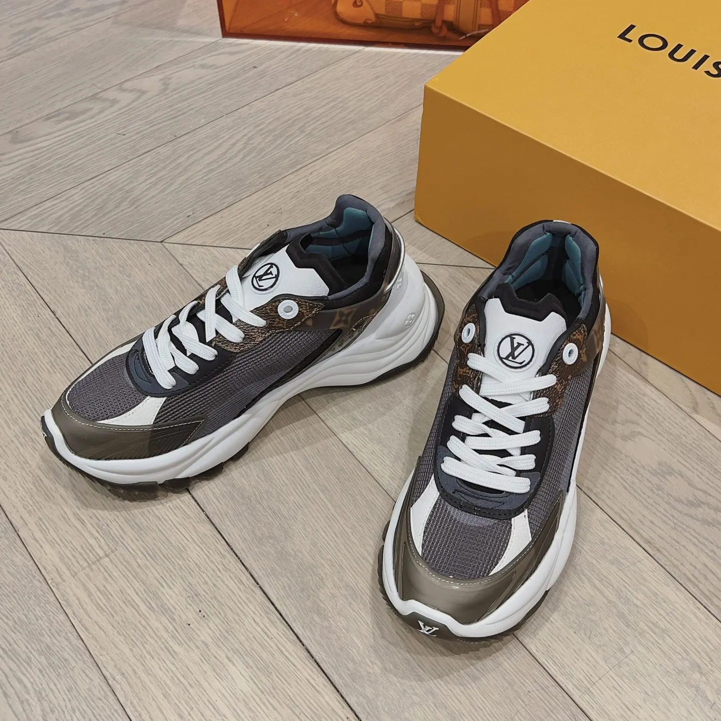 fashion breathable rubber sole sneakers