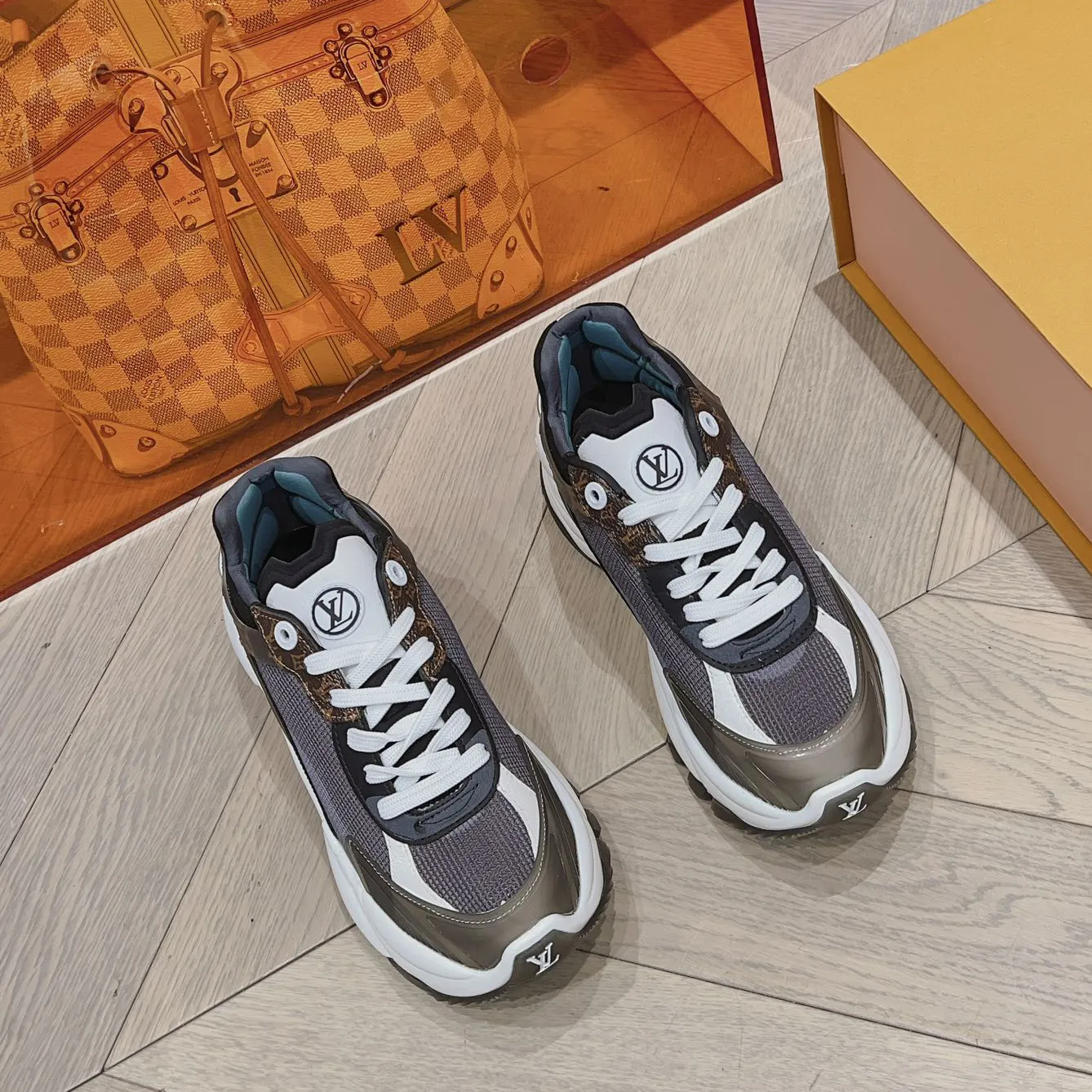 fashion breathable rubber sole sneakers