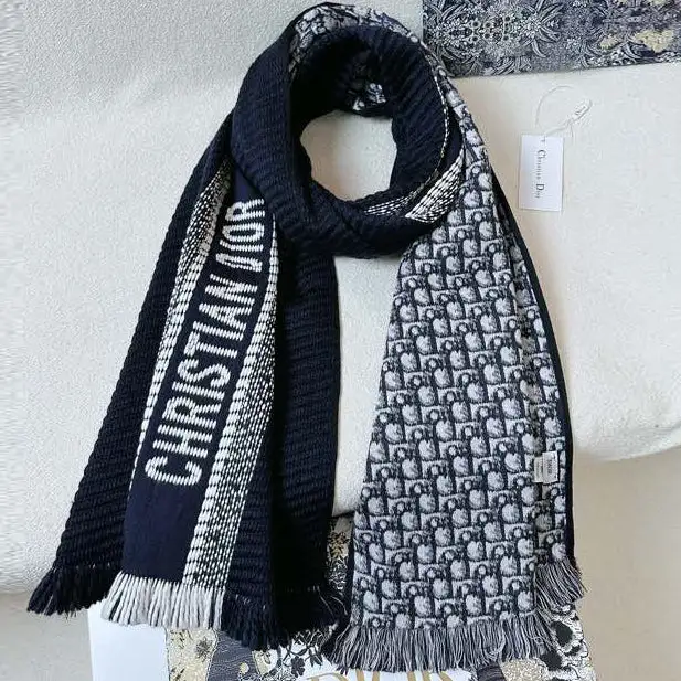Printed double-sided scarf