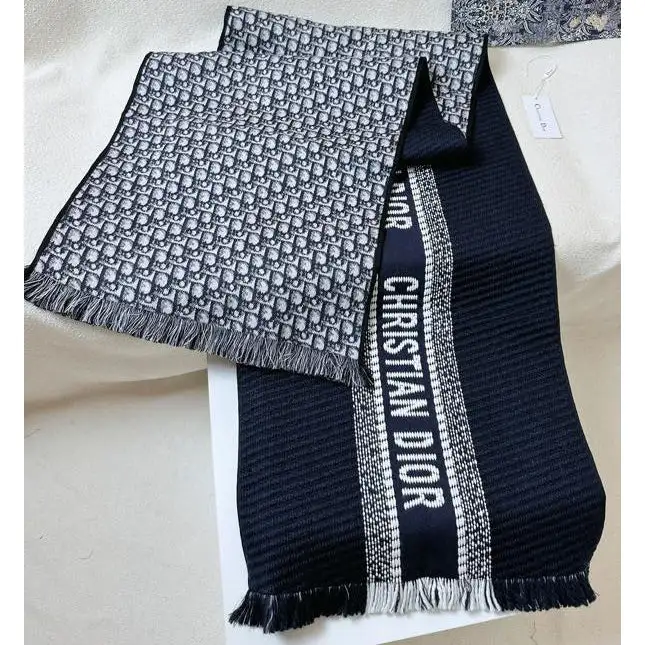 Printed double-sided scarf