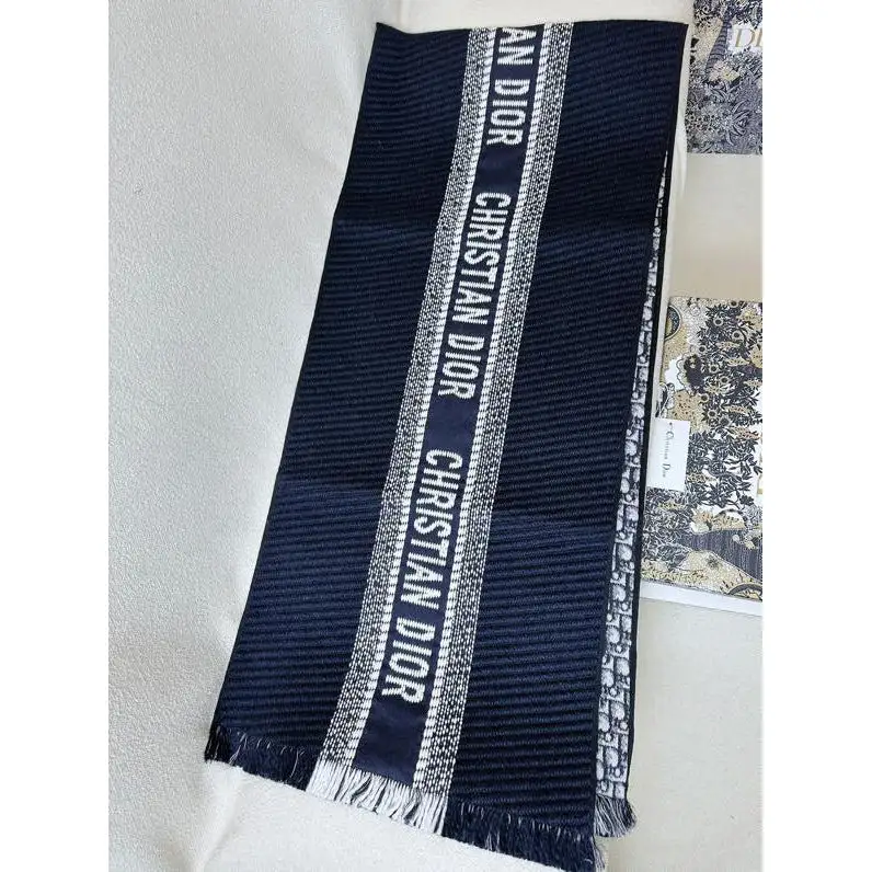Printed double-sided scarf