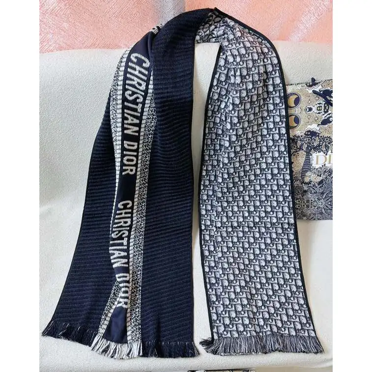 Printed double-sided scarf