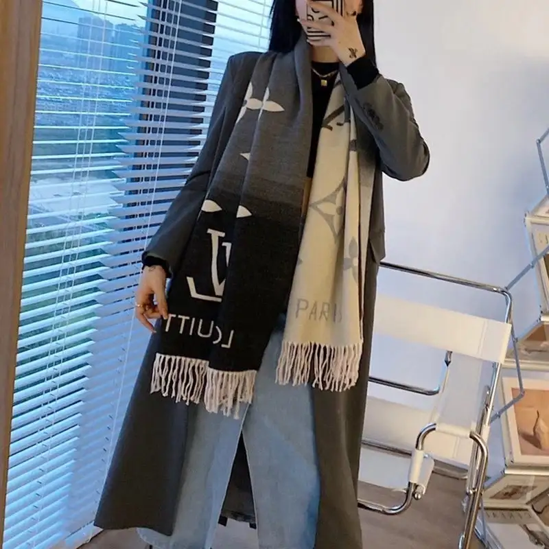 Elegant cashmere scarf