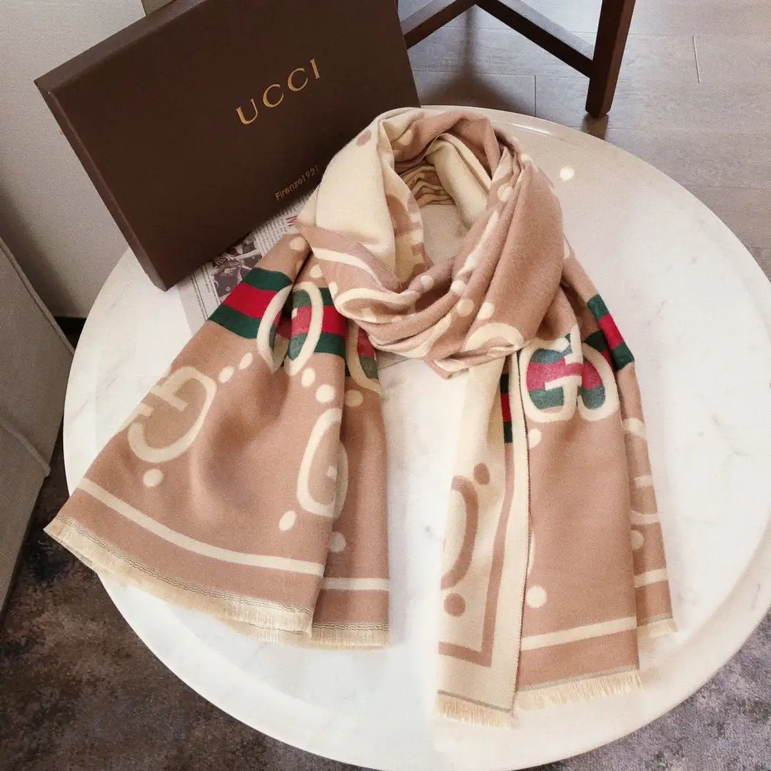 Fashionable cashmere scarf