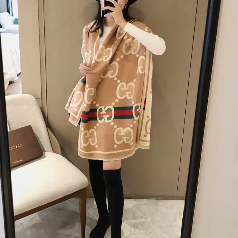 Fashionable cashmere scarf