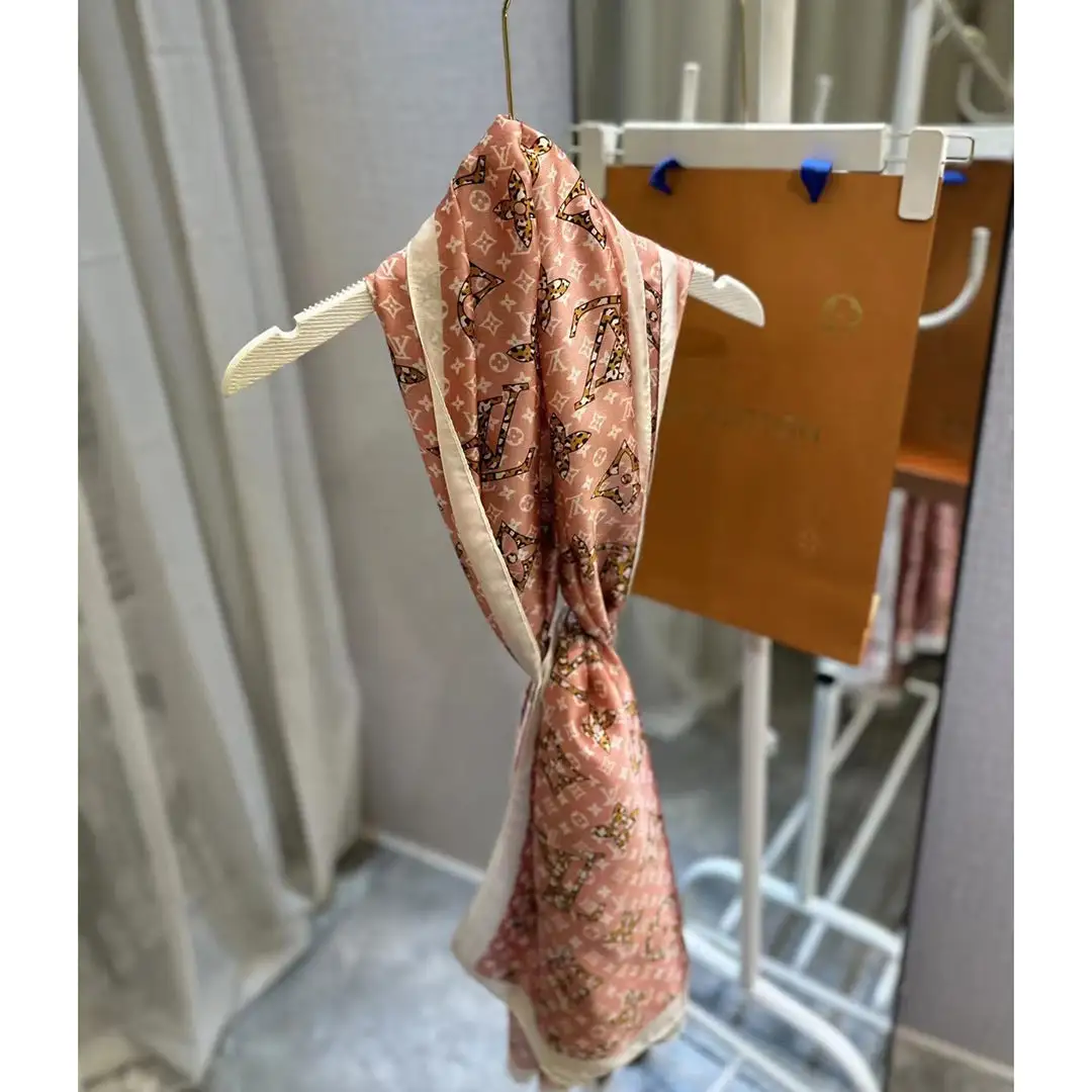 Fashion new silk scarf