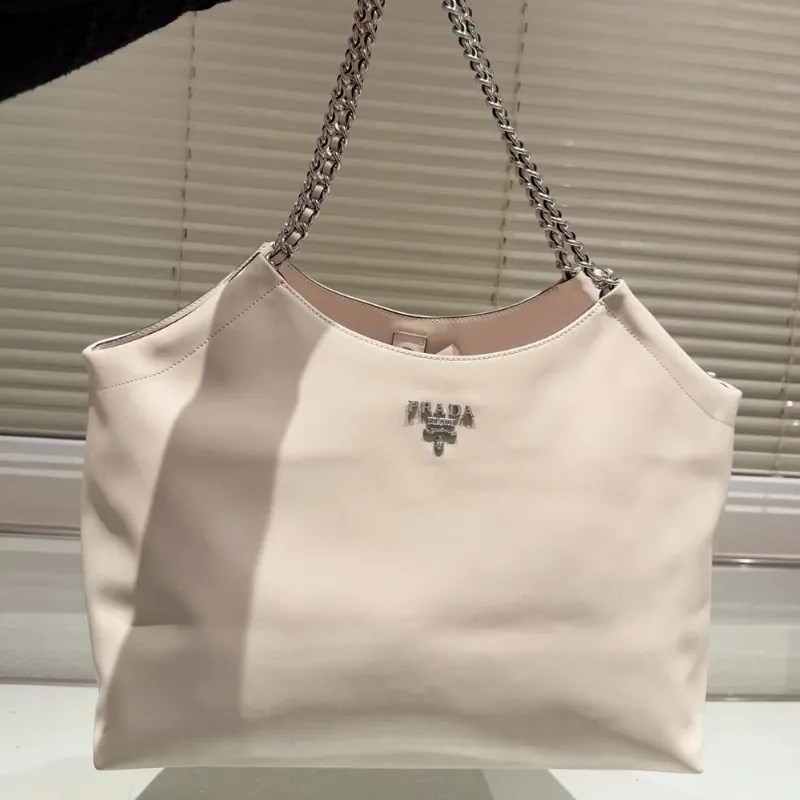 New fashionable and versatile tote bag